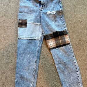 Hollister ULTRA HIGH-RISE MOM JEAN Blue Plaid Patch
